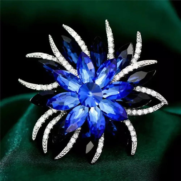 VQ Flower Wreath Brooch - Picture 2 of 2